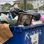 jajce-online_Tužna scena u Prijedoru: Fotografija Nikole Tesle završila u kontejneru