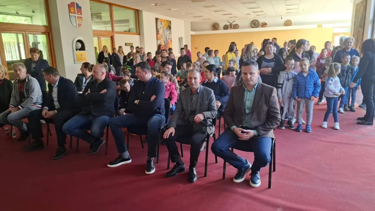 jajce-online_„Bonel“ i Opština Mrkonjić Grad obezbijedili zimsku obuću za 133 učenika