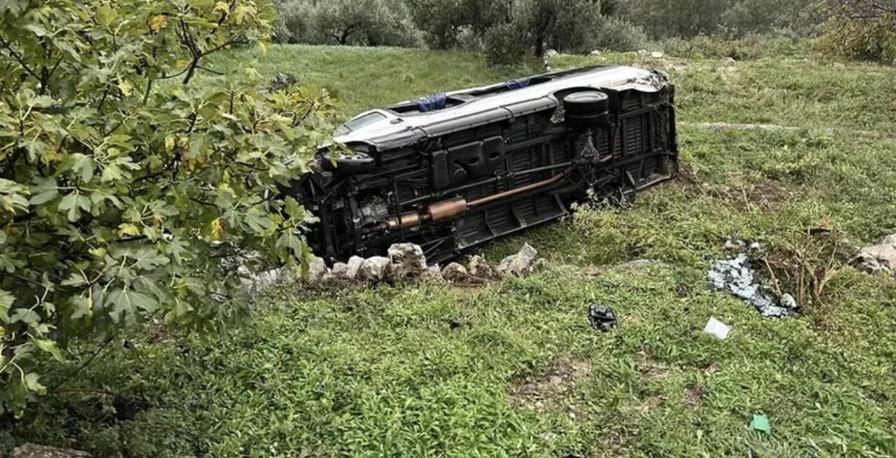 jajce-online_Prevrnuo se kombi s djecom koja su se vraćala s takmičenja. Jedno dijete poginulo, sedmero ih je teško povrijeđeno