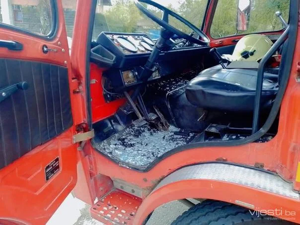 jajce-online_Napadnuta vatrogasna ekipa: Jedan vatrogasac povrijeđen