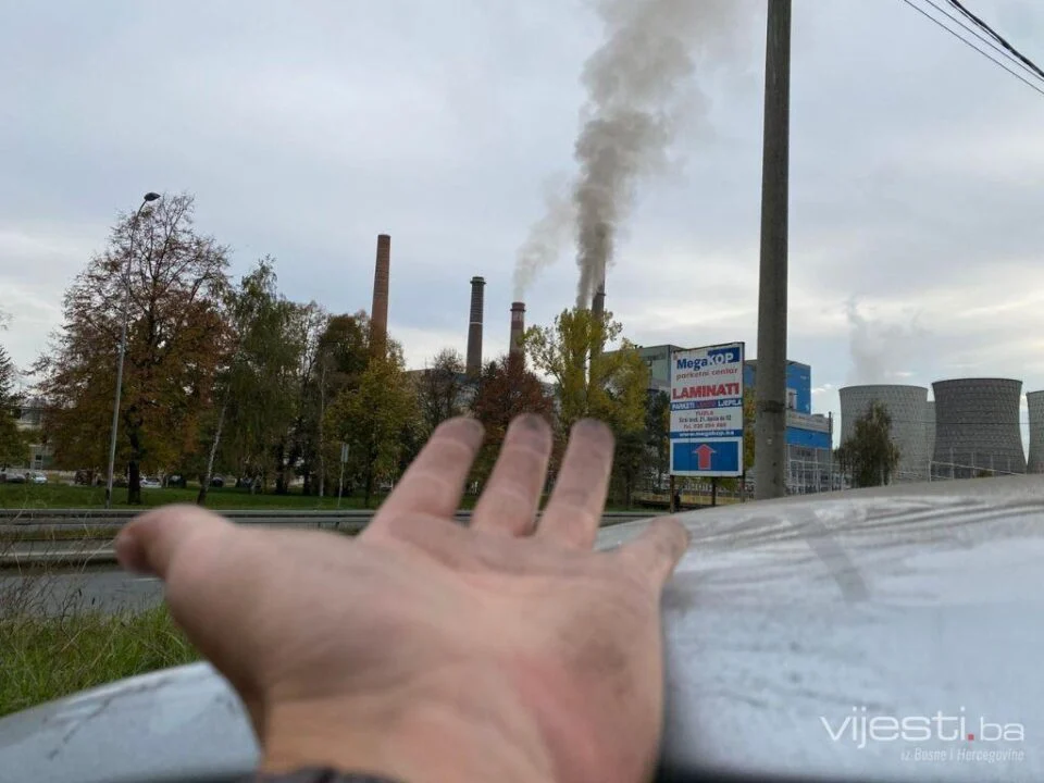 jajce-online_Zagađenje okom vidljivo: Iz dimnjaka TE Tuzla danima izlazi crni dim