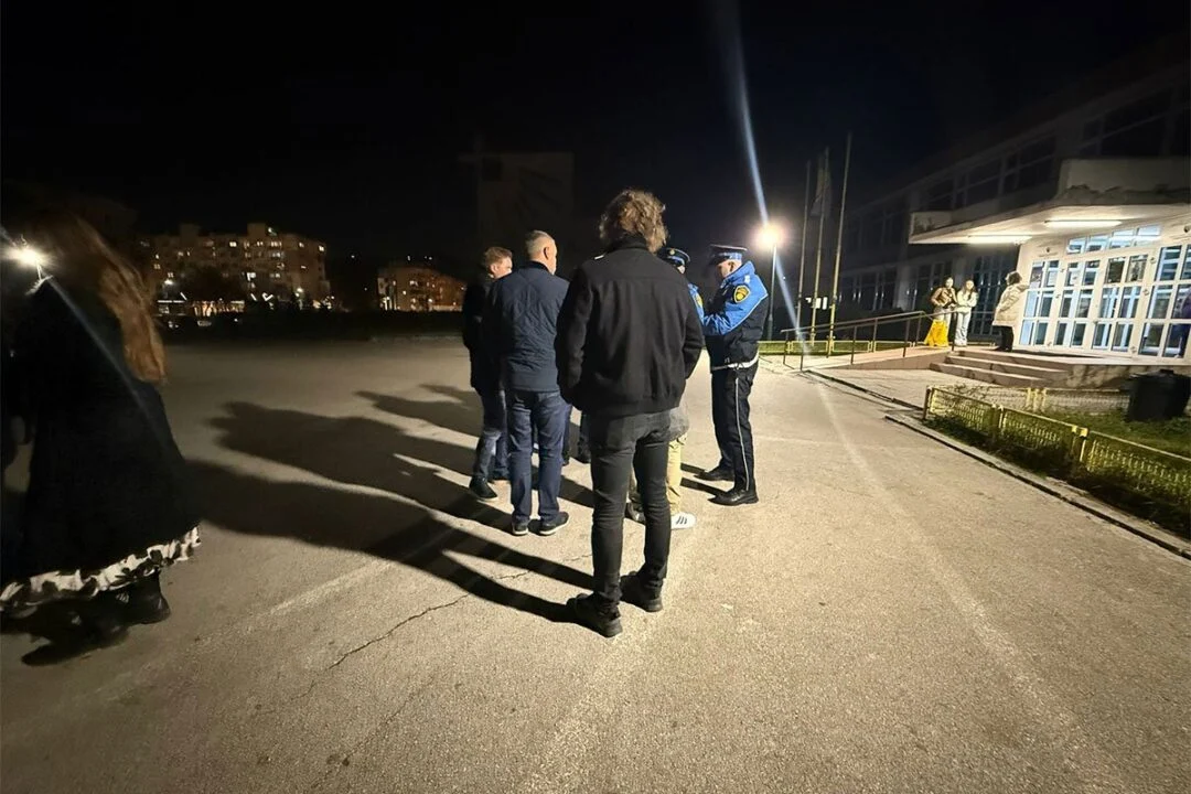 jajce-online_Roditelji se okupili ispred škole u Sarajevu: “Jedna učenica mjesecima maltretira našu djecu”