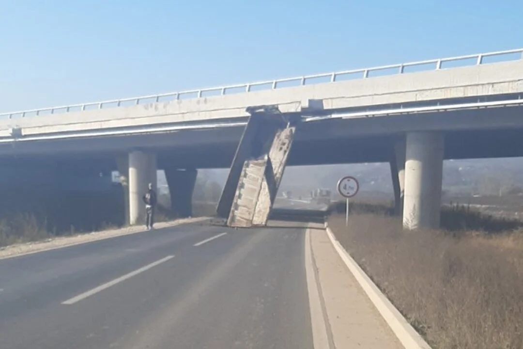 jajce-online_Vozio kamion s podignutom prikolicom, udario u nadvožnjak auto-puta kod Doboj-Juga