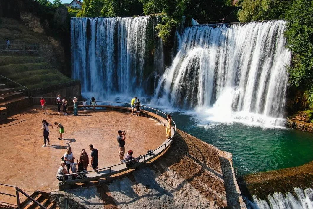 jajce-online_Ekonomija na talasima Plive – turizam donosi prihod, ali traži održiva rješenja