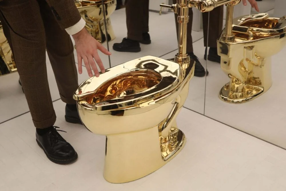 jajce-online_Zlatna WC šolja prodata za 12 miliona dolara, ko je kupac?