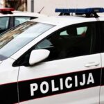 jajce-online_Sarajevska policija uhapsila je u utorak naveče, 13. januara A.O. (42) iz Banjaluke i S.Č. (54) iz Gradiške zbog nanošenja povreda i izazivanje opšte opasnosti.  Iz Ministarstva unutrašnjih poslova Kantona Sarajevo navode da su istog dana u 21.10, službenici PU Stari Grad uhapsili A.O., a 20 minuta kasnije i S.Č.  “A.O. je uhašena zbog sumnje da je počinila krivično djelo laka tjelesna ozljeda, a u te S.Č. zbog sumnje da je počinila krivično djelo izazivanje opće opasnosti”, saopšteno je iz policije.  Dodaju da je o svemu obaviješten dežurni tužilac Tužilaštva Kantona Sarajevo, te da su osumnjičene predate u Prostorije za zadržavanje osoba lišenih slobode MUP-a Kantona Sarajevo.