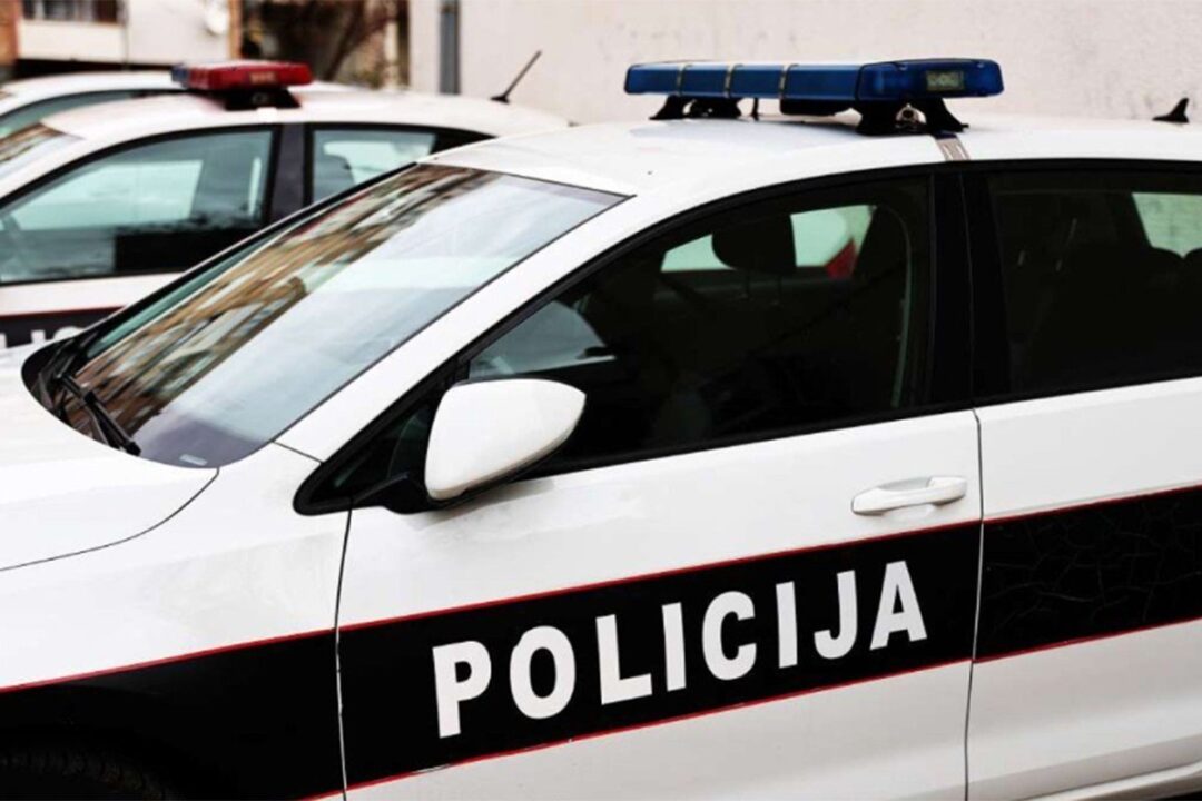 jajce-online_Sarajevska policija uhapsila je u utorak naveče, 13. januara A.O. (42) iz Banjaluke i S.Č. (54) iz Gradiške zbog nanošenja povreda i izazivanje opšte opasnosti.  Iz Ministarstva unutrašnjih poslova Kantona Sarajevo navode da su istog dana u 21.10, službenici PU Stari Grad uhapsili A.O., a 20 minuta kasnije i S.Č.  “A.O. je uhašena zbog sumnje da je počinila krivično djelo laka tjelesna ozljeda, a u te S.Č. zbog sumnje da je počinila krivično djelo izazivanje opće opasnosti”, saopšteno je iz policije.  Dodaju da je o svemu obaviješten dežurni tužilac Tužilaštva Kantona Sarajevo, te da su osumnjičene predate u Prostorije za zadržavanje osoba lišenih slobode MUP-a Kantona Sarajevo.
