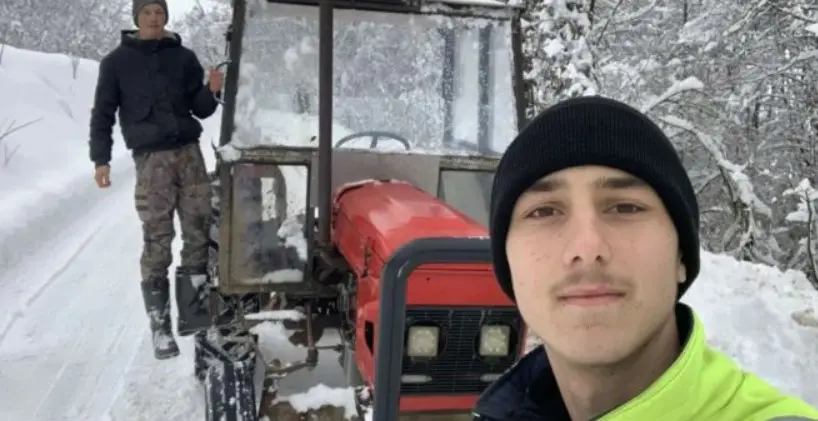 jajce-online_Almedin i Nikola krenuli od vrata do vrata i čistili snijeg svojim komšijama