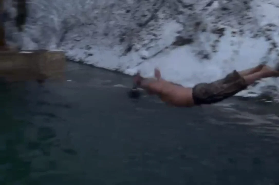 jajce-online_JAJCE: Januarsko kupanje ispod Plivskog vodopada (VIDEO)